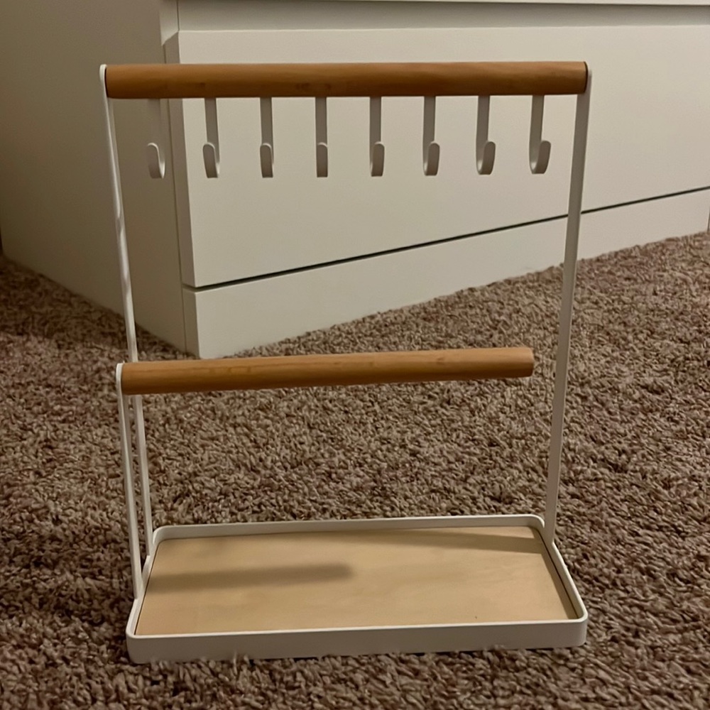 Jewelry organizer with catch tray